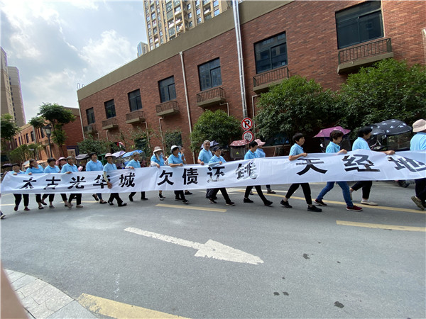 六安一小区拖欠保洁工人血汗钱保洁拉横幅讨薪