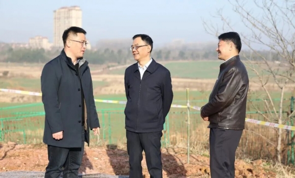 ����ǰϦ������ί���һ�߶��������